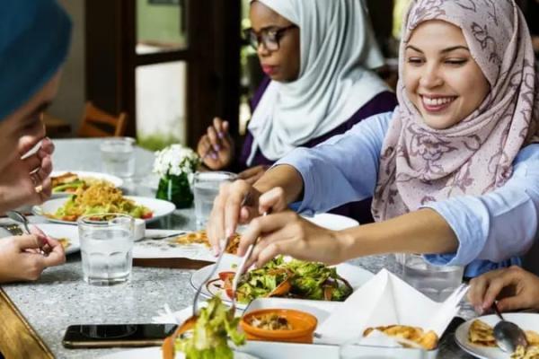 Ilsutrasi - ini sunah sebelum makan yang diajarkan Nabi Muhammad dalam hadisnya (Foto: BBC) 
