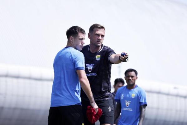 Pelatih Persib Bandung, Igor Tolic memberikan arahan di sesi latihan Maung Bandung jelang persiapan melawan Manila Digger (Foto: Persib.co.id)