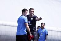 Pelatih Persib Bandung, Igor Tolic memberikan arahan di sesi latihan Maung Bandung jelang persiapan melawan Manila Digger (Foto: Persib.co.id)