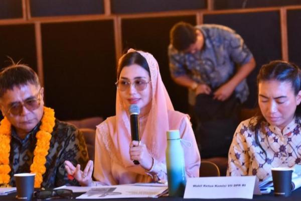 Anggota Komisi VII DPR RI Novita Hardini (tengah). Foto: dpr 