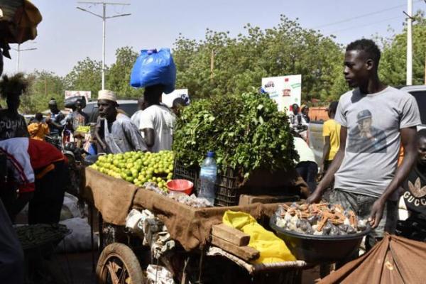 Seorang pedagang kaki lima berdiri di kiosnya di atas gerobak di pasar Dar-es-salam di Niamey pada 9 Januari 2025 (Foto: arsip AFP) 