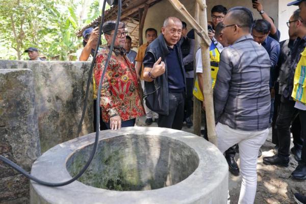 Wakil Ketua DPR Bidang Korinbang, Saan Mustopa Meninjau salah satu Sumur di Desa Slangit, Kabupaten Cirebon, Minggu (30/8/2026). (Foto: DPR/Kresno/jk) 