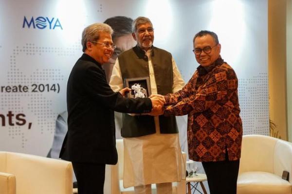 Peraih Nobel Perdamaian asal India, Kailash Satyarthi (tengah), Sudirman Said (kanan), dan Todung Mulya Lubis (kiri). Foto: ihn/katakini 