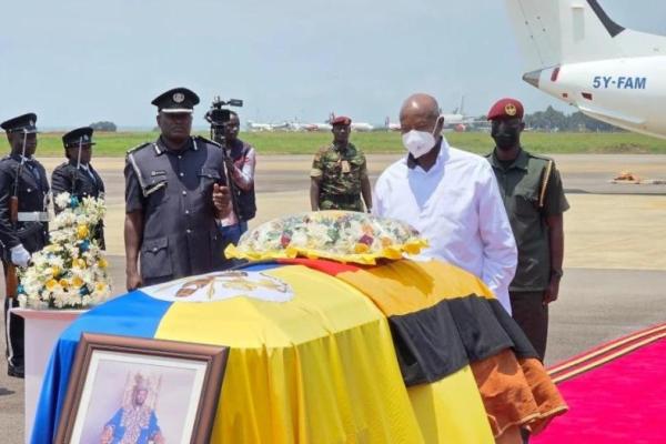 Jenazah Raja Uganda Oyo Nyimba Kabamba Iguru Rukidi IV, yang diakui sebagai raja termuda di dunia, tiba kembali di Uganda pada hari Jumat setelah meninggal di Amerika Serikat pada usia 34 tahun. (X/@KagutaMuseveni) 