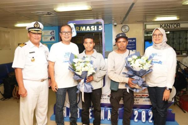 Pemberian hadiah pada penumpang Kapal Pelni di Hari Pelanggan Nasional 2026. Foto: pelni/katakini 