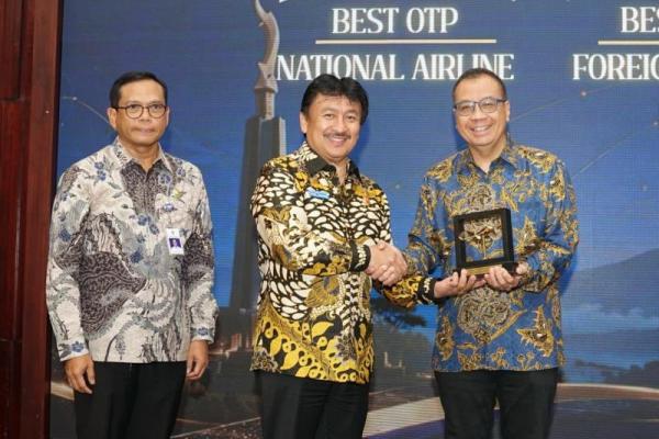 Direktur Utama Pelita Air, Faik Fahmi (kanan) menerima Aviation Award 2026 dari Direktur Jenderal Perhubungan Udara Lukman F. Laisa (tengah). Foto: pelitaair/katakini 