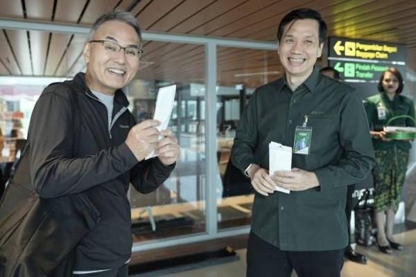 Direksi Citilink memberikan hadiah kepada penumpang maskapai tersebut di Bandara Soekarno Hatta, Tangerang, Banten. Foto: citilink/katakini 