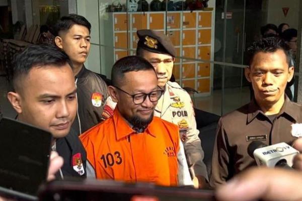 Staf Khusus eks Menteri Agama, Yaqut Cholil Qoumas, Ishfah Abidal Aziz alias Gus Alex memakai rompi tahanan KPK (Foto: Ist/Jurnas.com) 