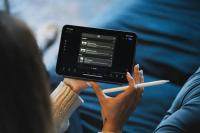 Ilustrasi seorang mahasiswi sedang memegang tablet.