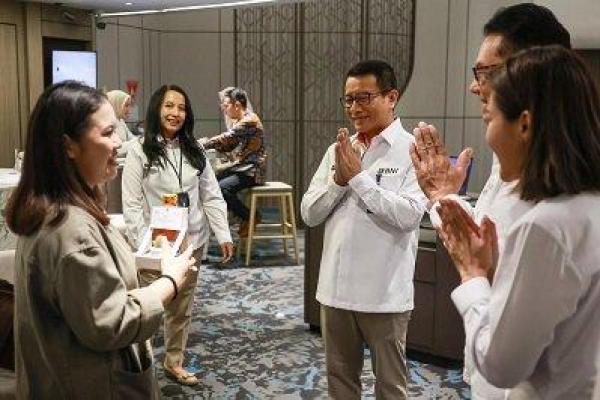 Menyambut Hari Pelanggan Nasional, Segenap jajaran manajemen Bank BNI berinteraksi secara langsung dengan nasabah di beberapa tempat. 