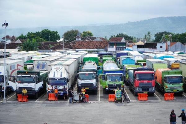 Antrean truk di Pelabuhan Ketapang, Banyuwangi, Jawa Timur. Foto: asdp/katakini 
