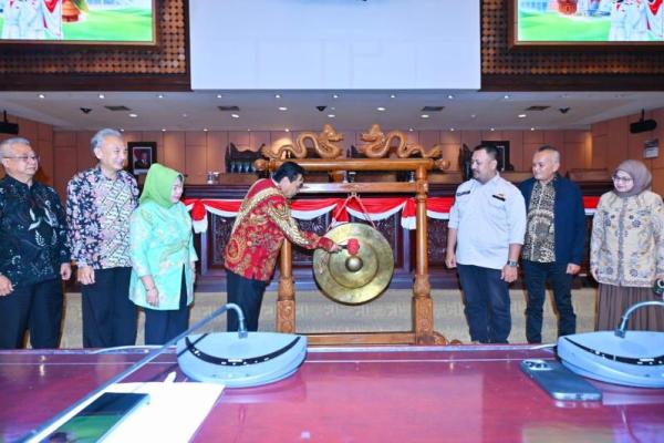 Wakil Ketua MPR, Bambang Wuryanto atau Bambang Pacul, memukul gong membuka secara resmi Lomba Kreasi Baris Berbaris dan Pengibaran Bendera (LKBB-PB) Tingkat Nasional Tahun 2026 (Foto: MPR) 