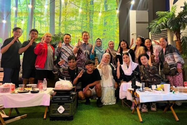 Anggota Komisi VII DPR RI Novita Hardini (kerudung putih) bersama para penari dari Trenggalek, Jawa Timur. Foto: dpr 