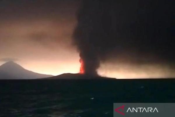 Gunung Anak Krakatau erupsi dengan menyemburkan abu vulkanik, Minggu (6/9/2026) (Foto: ANTARA/Handout) 