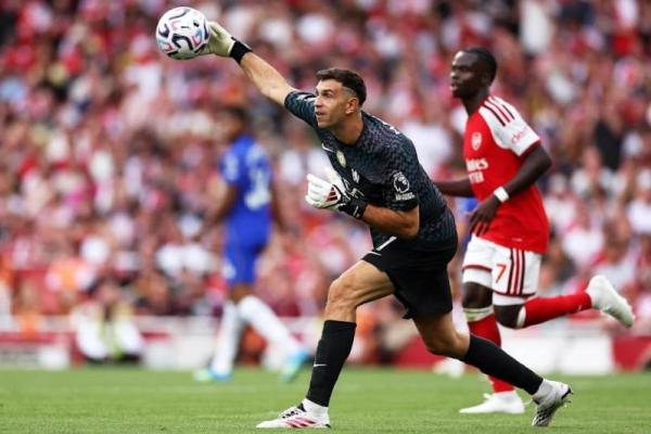 Kiper Chelsea, Emiliano Martinez saat laga melawan Arsenal di Emirates Stadium pada Minggu (6/9) malam WIB (Foto: chelseafc.com) 