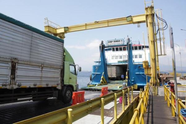 Truk logistik bersiap masuk ke kapal penyeberangan di Pelabuhan Ketapang, Banyuwangi, Jawa Timur. Foto: asdp/katakini 
