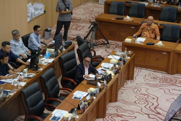 Wakil Ketua Komisi XII DPR RI dari Fraksi Partai Gerindra, Bambang Haryadi saat memimpin Rapat Dengar Pendapat (RDP) Panja Lingkungan Hidup di Kompleks Parlemen, Senayan, Jakarta, Senin (7/9/2026). Foto: dpr 