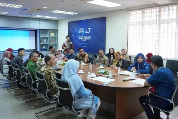 Pengabdian Kepada Masyarakat (PKM) lintas negara (International Community Service) Fakultas Falsafah dan Peradaban (FFP) Universitas Paramadina Jakarta, di kampus Professional Mutawwif Development International University College (PMDUC), Malaysia. Foto: paramadina/katakini 