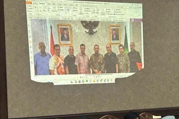 Jaksa menampilkan foto pertemuan antara eks Menag Yaqut Cholil dengan bos Maktour Travel, Fuad Hasan Masyhur. 