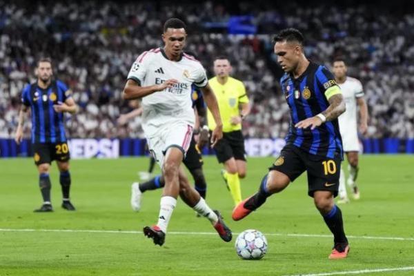 Bek sayap Real Madrid, Trent Alexander-Arnold menjaga Lautaro Martinez (Foto: Sports Mole) 