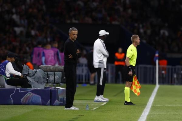 Pelatih Paris Saint-Germain, Luis Enrique saat laga melawan Napoli pada Kamis (10/9) dini hari WIB (Foto: psg.fr) 