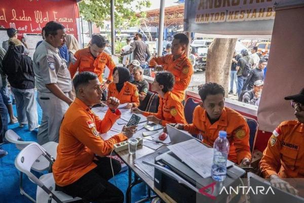 Petugas Basarnas menyiapkan data-data kecelakaan Kapal Motor Virgo Transport 8 rute Surabaya-Banjarmasin (Foto: ANTARA FOTO/Bayu Pratama S/nz/am.) 