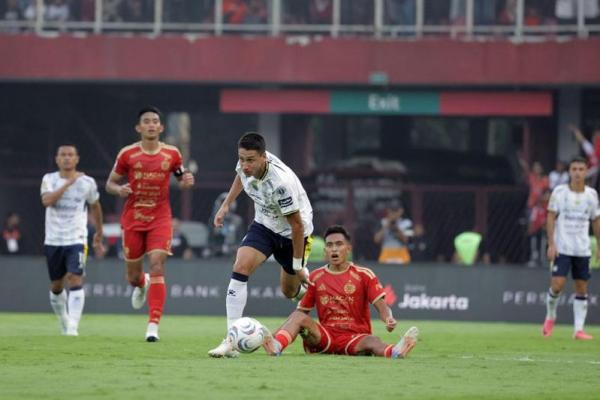 Penyerang sayap Persib Bandung, Luka Menalo saat melawan Persija Jakarta di Stadion Utama Gelora Bung Karno pada Sabtu (12/9) sore WIB (Foto: persib.co.id) 
