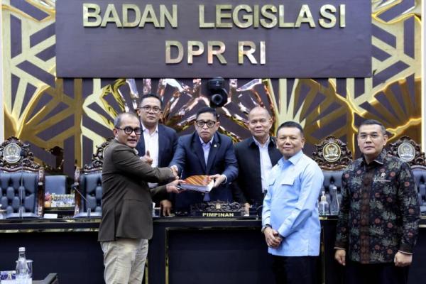 Pimpinan Badan Legislasi (Baleg) DPR RI menerima dokumen dari pemerintah usai rapat di Ruang Rapat Baleg, Kompleks Parlemen, Senayan, Jakarta, Rabu (16/9/2026). (Foto: dpr.go.id) 