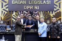 Pimpinan Badan Legislasi (Baleg) DPR RI menerima dokumen dari pemerintah usai rapat di Ruang Rapat Baleg, Kompleks Parlemen, Senayan, Jakarta, Rabu (16/9/2026). (Foto: dpr.go.id)