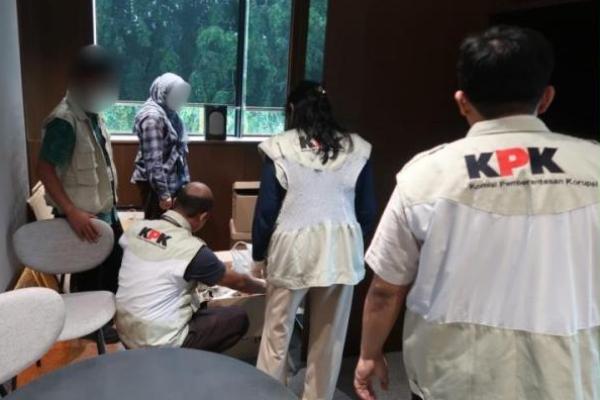 KPK menggeledah rumah Dirjen PPTR Kementerian ATR/BPN, Lampri. (Foto: Dok KPK) 
