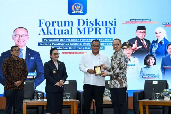 Wakil Ketua MPR RI dari Fraksi PAN Eddy Soeparno (kanan) menggelar agenda Forum Diskusi Aktual (FDA) bertema Perspektif dan Masukan Pemangku Kebijakan untuk RUU Pengendalian Perubahan Iklim yang Berkeadilan (RUU PPIB) (Foto: Humas MPR) 