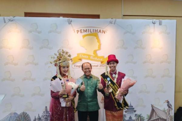 Perwakilan dari Provinsi DKI Jakarta untuk Duta Bahasa Nasional tahun 2026, Adventhius Immanuel Karo Karo (kanan) dan Dania Zahra Ayusti (kiri) berfoto dengan Kepala Badan Pengembangan dan Pembinaan Bahasa Kemendikdasmen, Hafidz Muksin usai meraih predikat nomor 1 terbaik untuk Duta Bahasa Nasional tahun 2026 (Foto: Vaza/Katakini) 