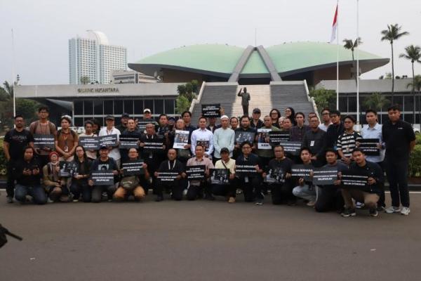 Doa bersama Koordinatoriat Wartawan Parlemen (KWP) bagi lima jurnalis dan ABK yang hilang saat liputan erupsi Gunung Anak Krakatau, di depan Gedung Kura Kura, Komplek Parlemen Jakarta, Jumat (18/9/2026). Foto: Cokyy/kwp/katakini 