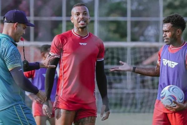 Penyerang Java United FC, Gustavo Almeida (tengah) saat sesi latihan jelang lawan Persija Jakarta (Foto: ileague.id) 