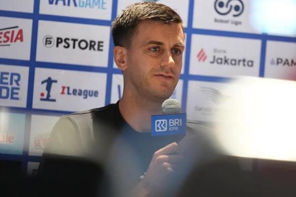 Penyerang Persija Jakarta, Alexander Jeremejeff melakukan konfrensi pers jelang lawan Java United FC (Foto: ileague.id) 