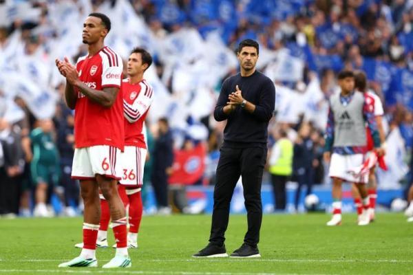 Pelatih Arsenal, Mikel Arteta memberikan tepuk tangan kepada fans The Gunners setelah laga melawan Brighton & Hove Albion pada Sabtu (19/9) (Foto: arsenal.com) 