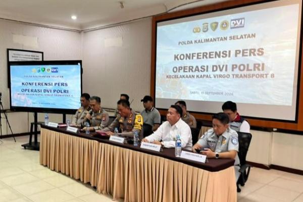 Konferensi Pers Operasi DVI Polri kecelakaan kapal Virgo Transport 8 di Banjarmasin, Kalimantan Selatan, Sabtu (19/9/2026). Foto: hubla 