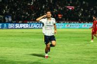 Gelandang Persib Bandung, Thom Haye melakukan selebrasi usai mencetak gol ke gawang Persijap Jepara pada Minggu (20/9) malam WIB (Foto: persib.co.id)