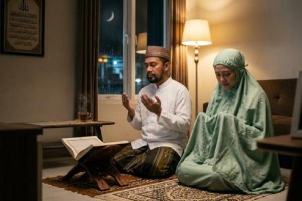 Ilustrasi foto pasangan suami istri beribadah 