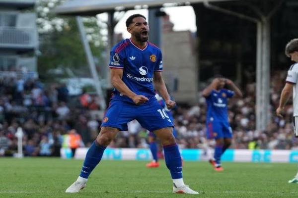 Penyerang Manchester United, Matheus Cunha melakukan selebrasi setelah mencetak gol ke gawang Fulham pada Minggu (20/9) malam WIB (Foto: AFP) 
