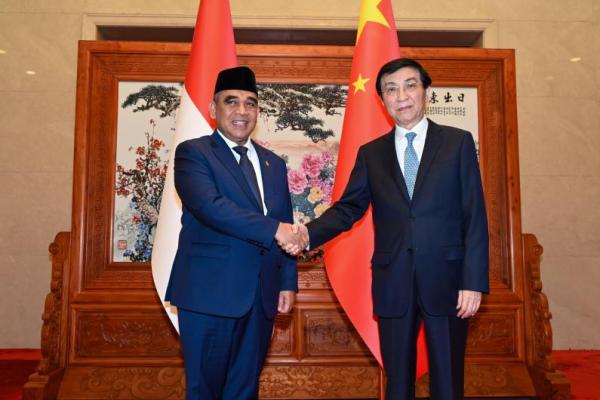 Ketua MPR RI Ahmad Muzani bertemu dengan Ketua Parlemen China Wang Huning di Balai Agung Rakyat China dalam rangka kunjungan balasan (Foto: Humas MPR) 
