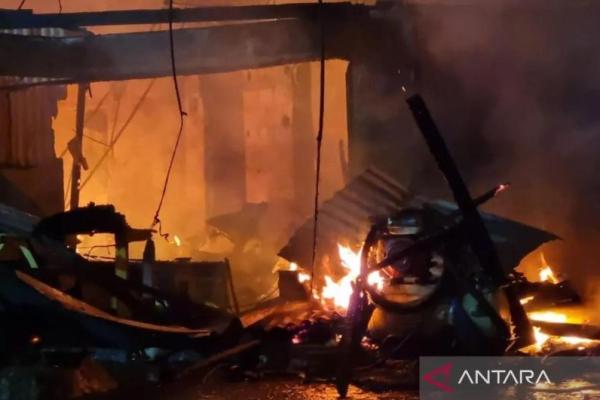 Kebakaran yang menghanguskan 18 rumah dan empat tempat usaha di Kebayoran Lama Utara, Kebayoran Lama, Jakarta Selatan, Rabu (23/9/2026). (Foto: ANTARA/Luthfia Miranda Putri) 