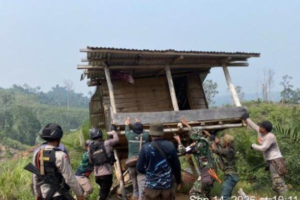  tim gabungan merobohkan pondok kerja di Hutan Produksi (HP) Teramang, Kabupaten Mukomuko, Bengkulu (Foto: Kemenhut) 