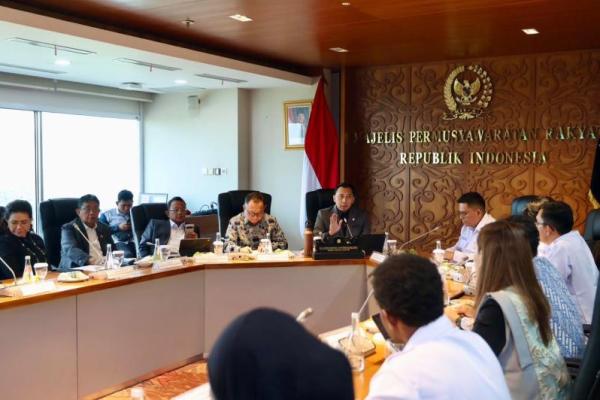 Wakil Ketua MPR RI sekaligus Ketua Fraksi Partai Demokrat DPR RI, Edhie Baskoro Yudhoyono (Ibas) menerima dan berdialog dengan komunitas Maritim Muda Nusantara di Rumah Kebangsaan MPR RI, Jakarta, Rabu (Foto: Humas MPR) 