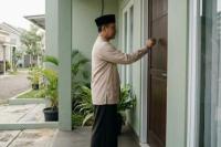Adab Bertamu Dalam Islam, Dilarang Mengintip Isi Rumah