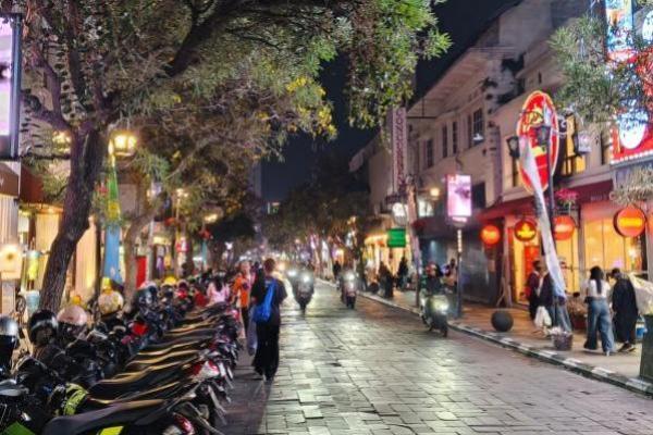 Suasana Jalan Braga di kota Bandung pada malam hari - ini sejarah Hari Jadi Kota Bandung yang diperingati setiap 25 September (Foto: Vaza/Katakini) 