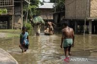 Ilustrasi warga menerjang banjir di sebuah desa di India. ANTARA/David Talukdar