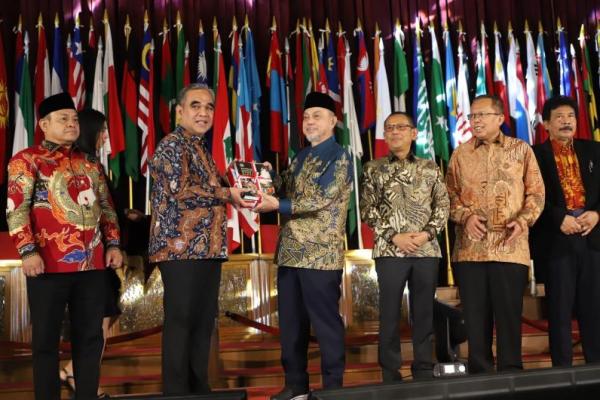 Ketua MPR RI Ahmad Muzani (kedua dari kiri) menyerahkan buku tentang Risalah dan Sejarah MPR kepada Wakil Ketua DPD RI Tamsil Linrung pada saat peluncuran buku tersebut di Gedung Merdeka, Bandung, Jawa Barat, Minggu (27/9/2026). Foto: mpr 
