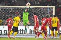 Kiper timnas Indonesia Maarten Paes (ketiga kiri) menangkap bola tendangan pesepak bola timnas Malaysia pada pertandingan penyisihan Grup A FIFA ASEAN Cup 2026 di Stadion Utama Gelora Bung Karno (SUGBK), Senayan, Jakarta, Senin (28/9) malam WIB (Foto: Ant Foto/M Risyal Hidayat/nym)