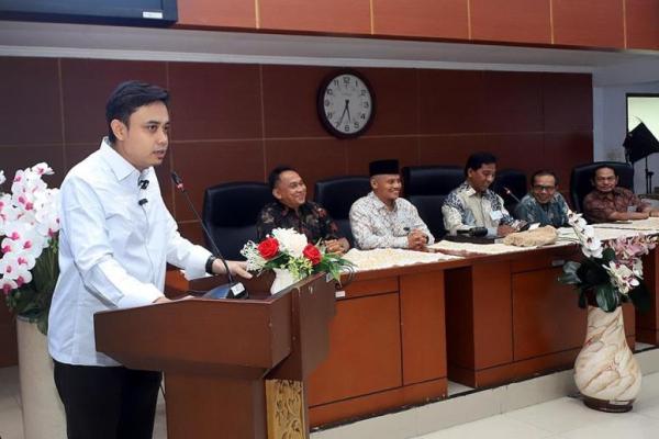 Ketua Koordinatoriat Wartawan Parlemen (KWP) Periode 2026 hingga 2028 Rafyq Panjaitan (berdiri di podium). Foto: kwp/katakini 